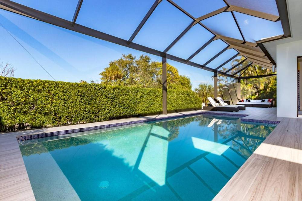 BEACH 5 MIN. WALK-LUXURIOUS MODERN POOL HOME
